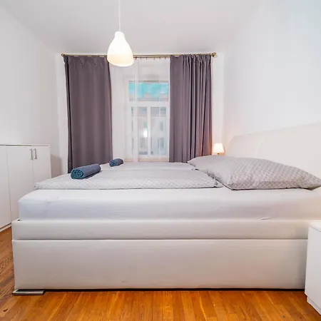Apartment 6 Bob's - 3 Bedrooms, King Size Beds Prague