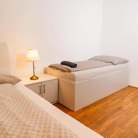 Daire 6 Bob's - 3 Bedrooms, King Size Beds Prag