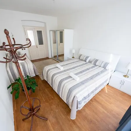 6 Bob's - 3 Bedrooms, King Size Beds